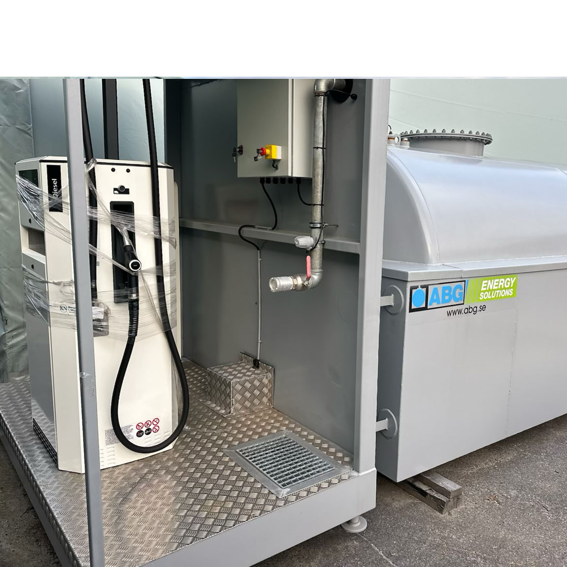 Nytillverkad cistern, 10000 liter, med plattform